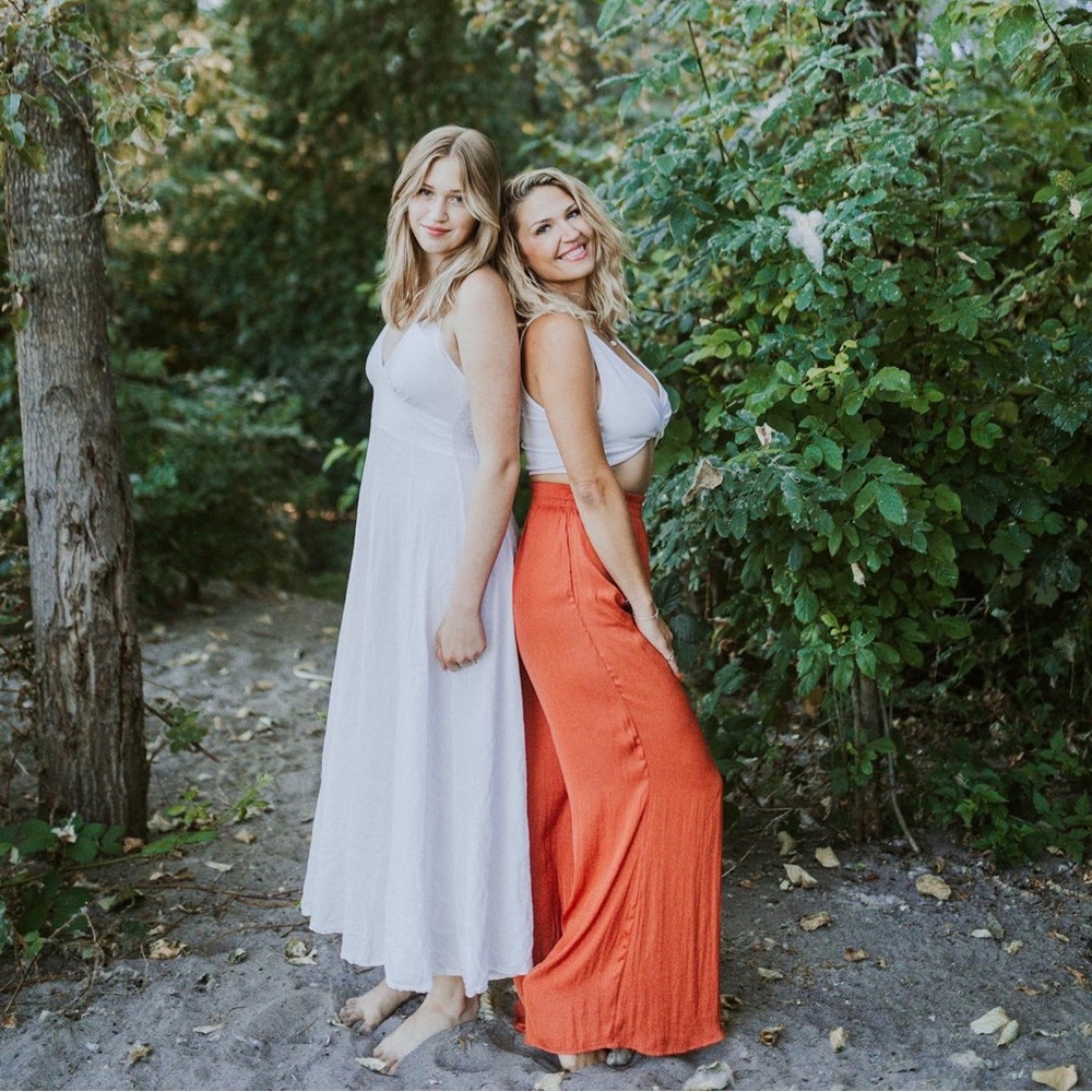 Meet your Poshers 👯‍♀️Mandy & Emma